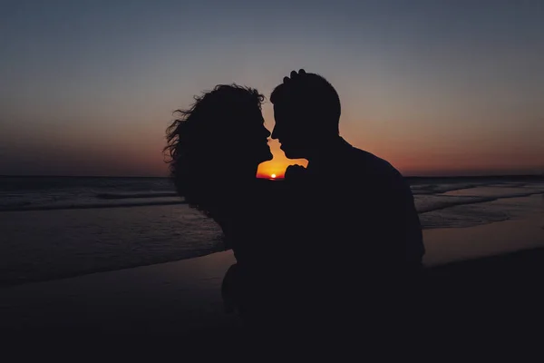 Stockfoto Van Schattig Koppel Oog Oog Kussen Glimlachen Terwijl Geniet — Stockfoto