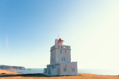 Güzel bir öğleden sonra, uçurumun kenarında güzel bir deniz feneri.