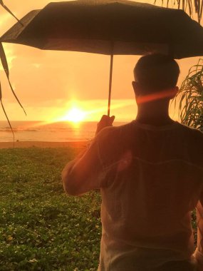 Akşam, yağmur gün batımında patladı. Sri Lanka.