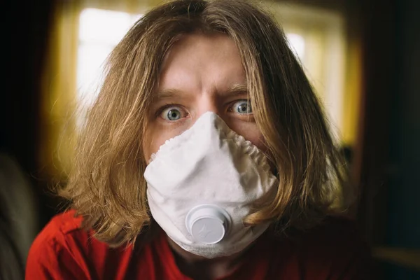 Coronavirus maskeli uzun saçlı deli bir adamın portresi.