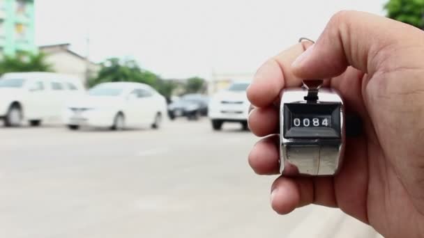 Contando Coches Con Máquina Contador Clicker — Vídeo de stock