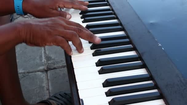 人間の手の再生エレク トリック ピアノ — ストック動画
