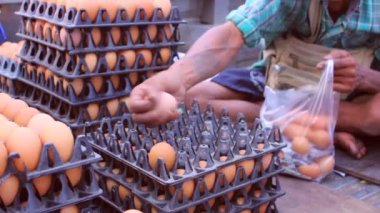 tüccar satmak için plastik torba içine yumurta almak