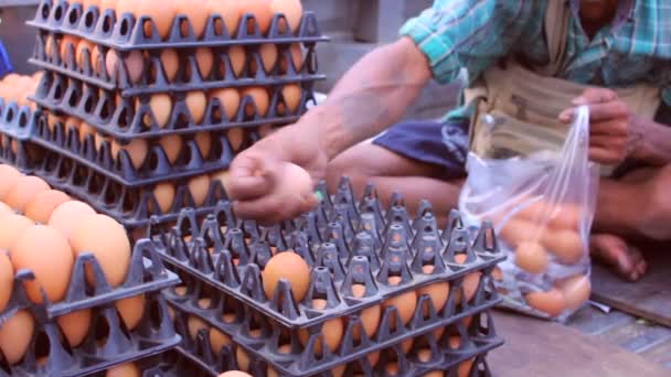 Comerciante Pegar Ovo Saco Plástico Para Vender — Vídeo de Stock