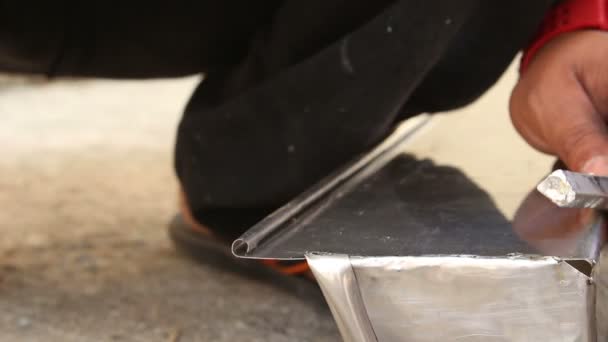 工人焊接盖屋顶不锈钢天沟 — 图库视频影像