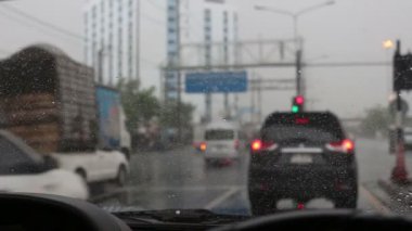 Yağmur altında araba sürmek