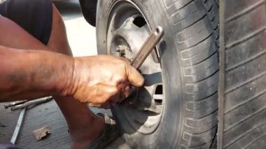 Tamirci arabanın tekerleğini çıldırtıyor.