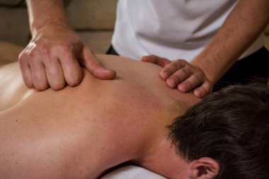 Vücut masajı yapan yakın çekim masörü.