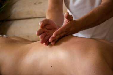 Vücut masajı yapan yakın çekim masörü.