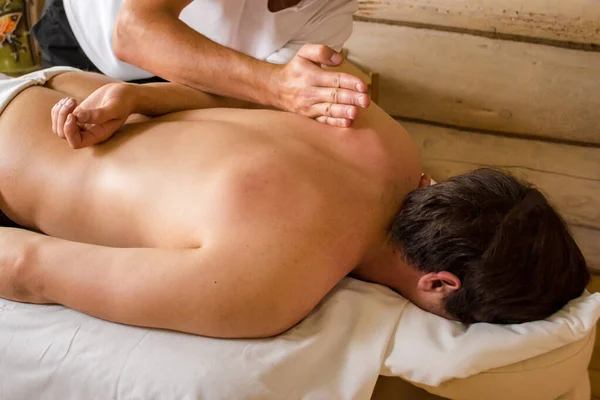 Primo Piano Massaggiatore Facendo Massaggio Corpo — Foto Stock