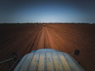 Burada bir arabanın çatısından bir tarla yolunu gözlemliyoruz.
