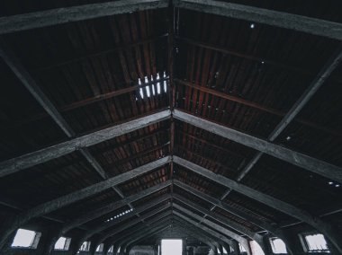 Burada terk edilmiş eski bir binanın çatısını görüyoruz..