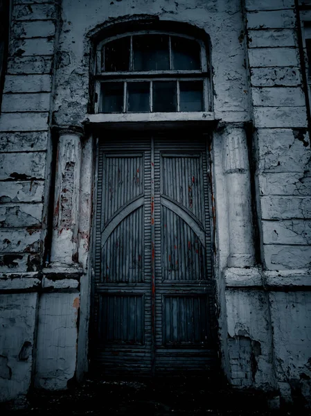 Auf Dem Foto Sehen Wir Die Türen Eines Alten Verlassenen — Stockfoto