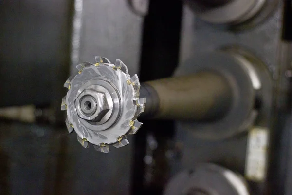 Metal kesme makinesinin ayarlama elementlerinden biri.