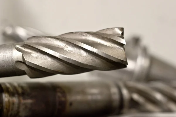 Metal kesme makinesinin ayarlama elementlerinden biri.