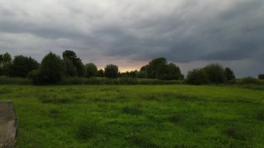Odun Çitlerinin Üzerinde Uçan Yeşil Çim, Bulutlu Gökyüzü