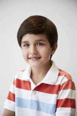 Mutlu küçük erkek çizgili top, portre