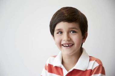 Gülen çocuk polo gömlek, uzağa arıyorsunuz