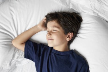 Yatakta, havai görünümü uyuyan çocuk