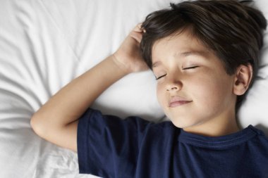 yatakta uyuyan çocuk