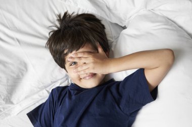 Küçük çocuk olsa yatağı parmak bakmak