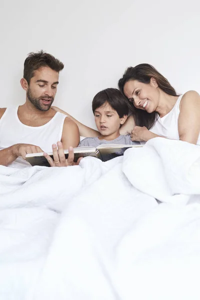 Família Leitura Livro Cama Juntos — Fotografia de Stock