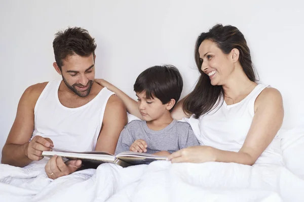 Livro Leitura Família Hora Dormir Cama Sorrindo — Fotografia de Stock