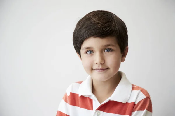 Chłopiec Koszulka Polo Uśmiechając Się Kamery — Zdjęcie stockowe