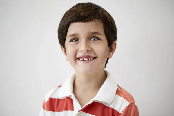 Sorridente Ragazzo Dagli Occhi Blu Contro Sfondo Bianco — Foto Stock