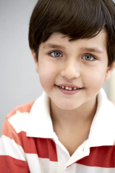 Garoto Olhos Azuis Sorrindo Para Câmera Close — Fotografia de Stock