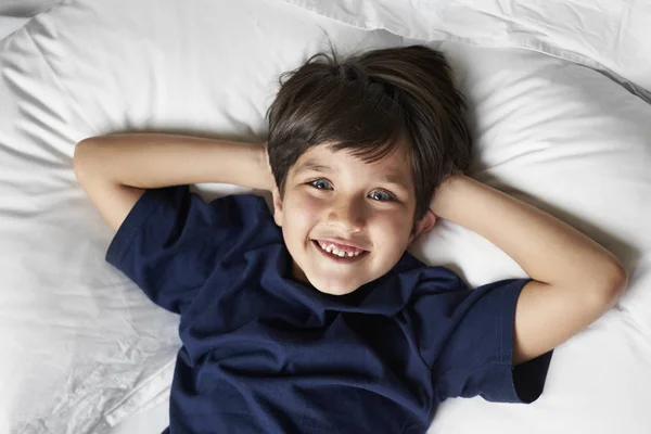 Blue Eyed Boy Relaksując Się Łóżku Uśmiechając Się — Zdjęcie stockowe