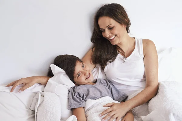 Lachende Mutter Und Kind Bett Lächelnd — Stockfoto