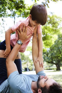 Baba oğul park, kaldırma gülümseyen