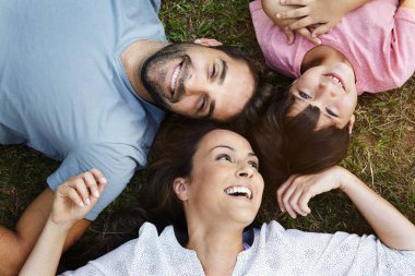 Anne, baba ve oğul birlikte parkta yalan