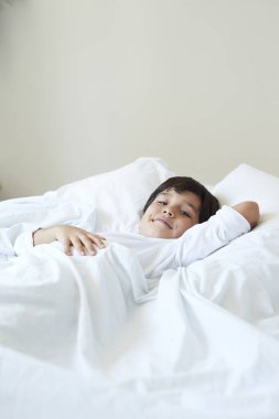 Yatakta dinleniyor çocuk portre