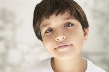 Yakından bakınca, portre mavi gözlü çocuk