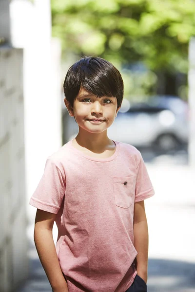 Anak Yang Percaya Diri Dengan Kaos Merah Muda Potret — Stok Foto