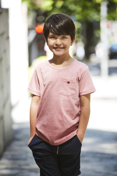 シャツ 幸せな少年の肖像画 — ストック写真