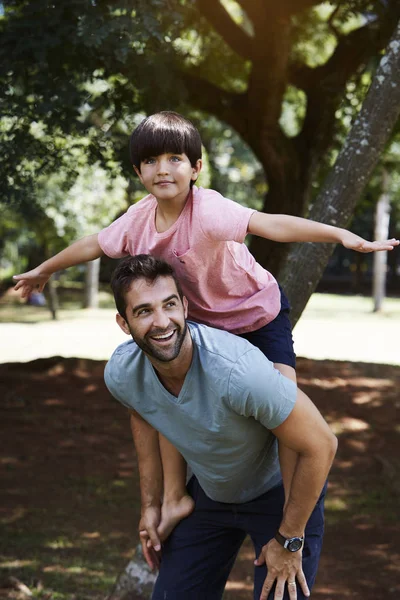 Papai Menino Ligação Parque Retrato — Fotografia de Stock