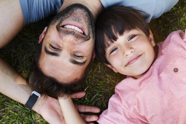 Feliz Pai Menino Deitado Grama Sorrindo — Fotografia de Stock