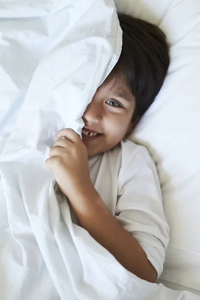 Skrattande Pojke Sängen Stående — Stockfoto