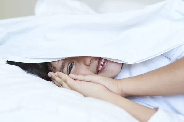 Pojke Sängen Täcker Leende Till Kamera — Stockfoto