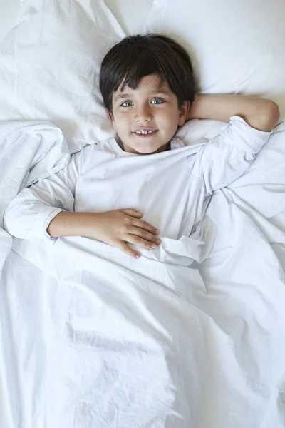 Pojke Som Ersätter Sängen Leende Till Kamera — Stockfoto