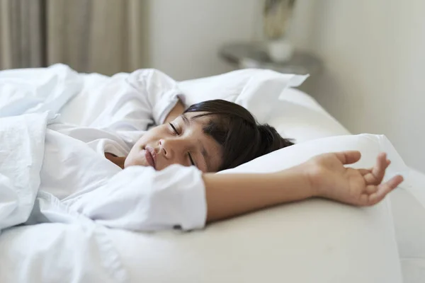 Cansado Menino Rápido Dormindo Cama — Fotografia de Stock