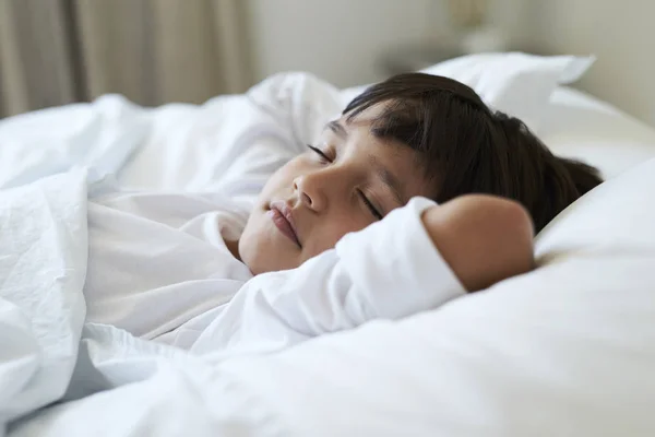 Gyors Ágyban Alszik Gyerek Közelről — Stock Fotó