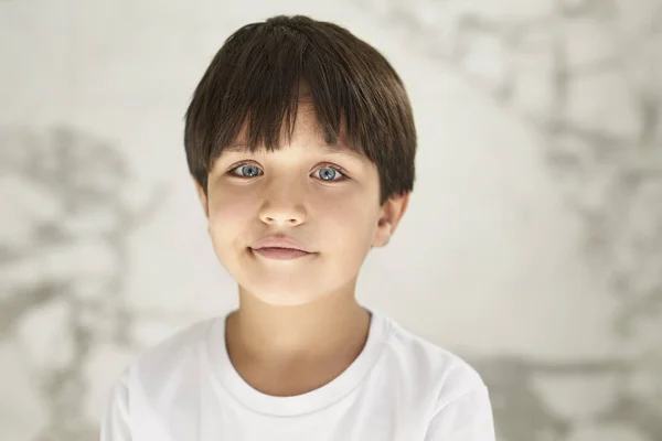 Blue Eyed Boy Patrząc Kamery — Zdjęcie stockowe