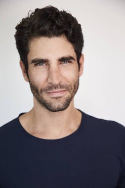 Mavi gözlü adam kameraya bakan