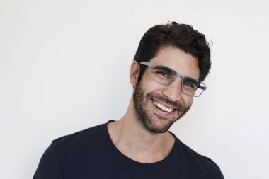 Adam gülüyor gözlük, portre