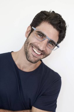 Kameraya gülümseyen mavi gözlü gözlük çocuk
