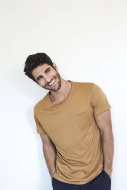 T-shirt yakışıklı adam gülümsüyor, stüdyo vurdu